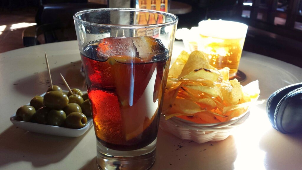 Las patatas fritas y las aceitunas no pueden faltar en la hora del vermut. © Montsesalou