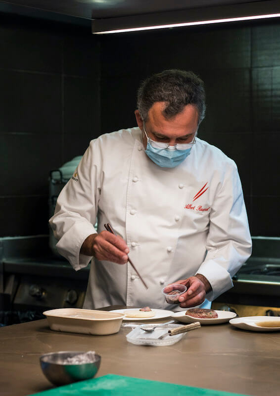 Albert Raurich cocinando en Dos Palillos © Jairon García