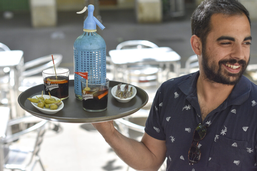 Vermut, ¿con o sin sifón?, ¿con aceituna y piel de naranja o solo con hielo?