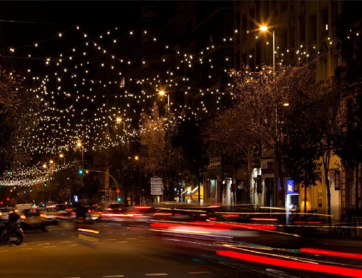 Luces de Navidad en la calle Aragó de Barcelona