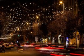 Luces de Navidad en la calle Aragó de Barcelona