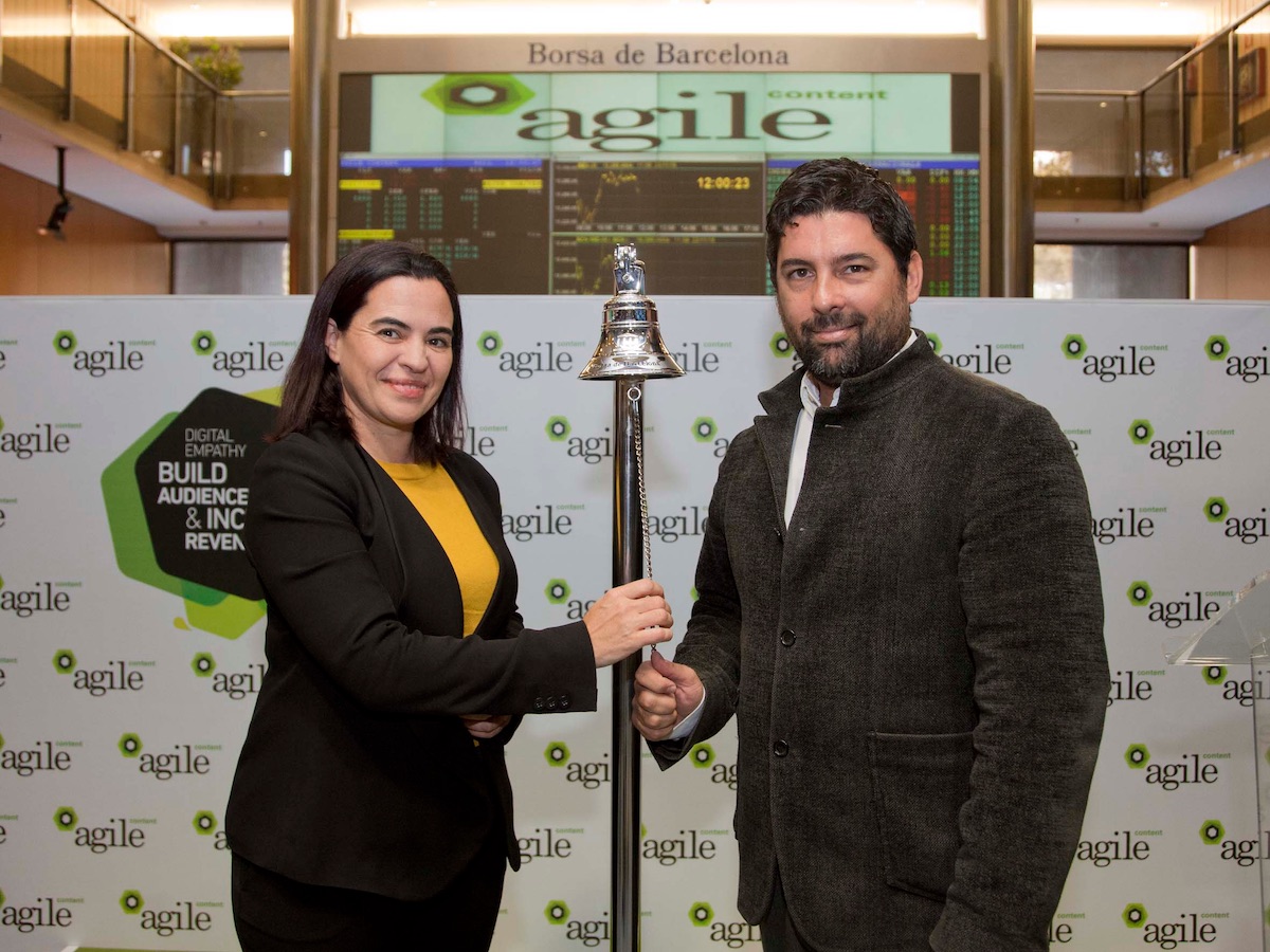 La cofundadora d'Agile Content, Mónica Rayo, i el conseller delegat, Hernan Scapusio, a l'acte de sortida a borsa.