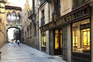 El emblemático establecimiento se encuentra en la calle del Bisbe, frente al Palau de la Generalitat.