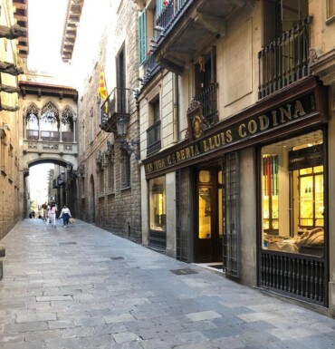 El emblemático establecimiento se encuentra en la calle del Bisbe, frente al Palau de la Generalitat.