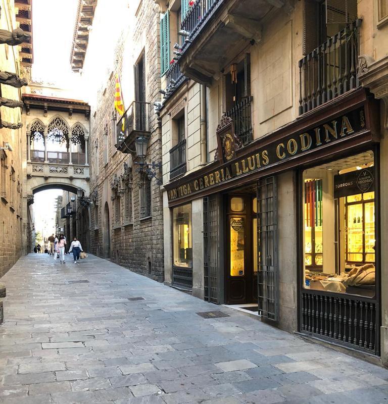 El emblemático establecimiento se encuentra en la calle del Bisbe, frente al Palau de la Generalitat.