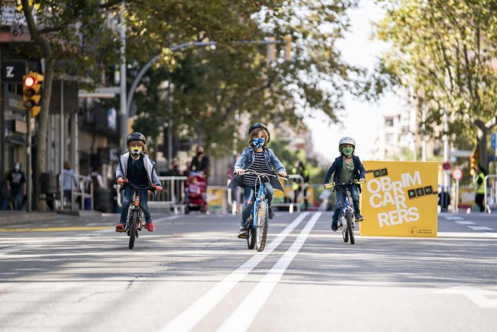 niños en bicicleta
