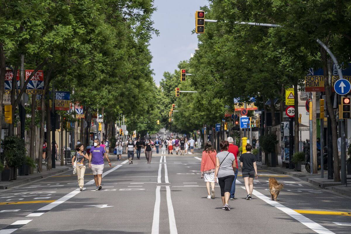 Gente caminando por la calle de la Creu Coberta