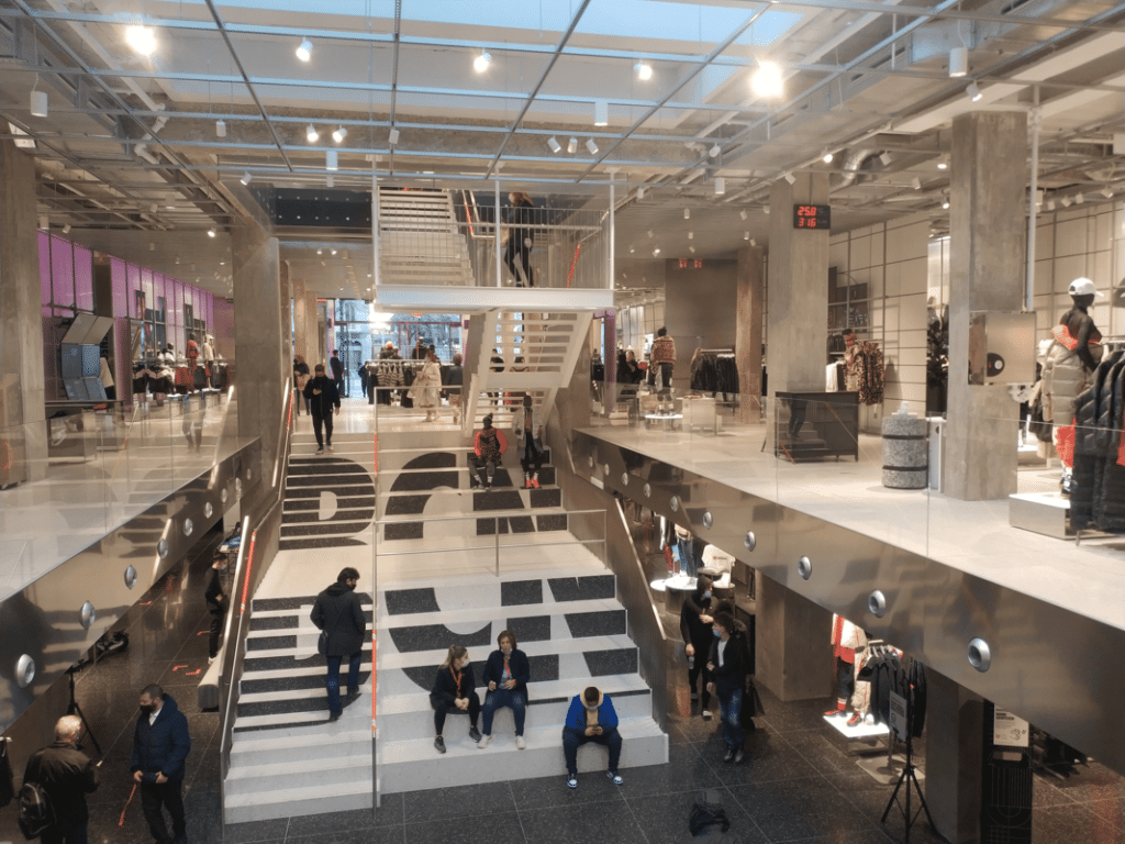 diseñador Permeabilidad presentar Nike inaugura una tienda de 2.000 metros cuadrados en Passeig de Gràcia