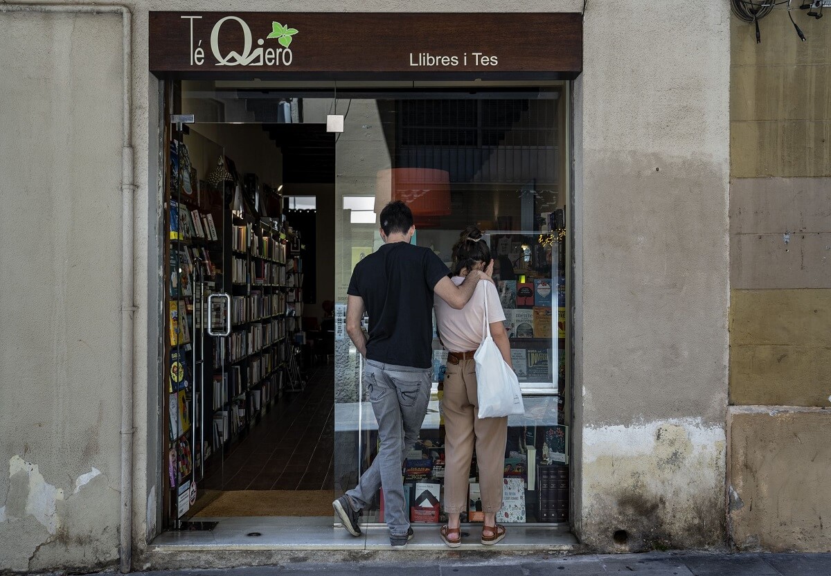 jóvenes mirando una librería