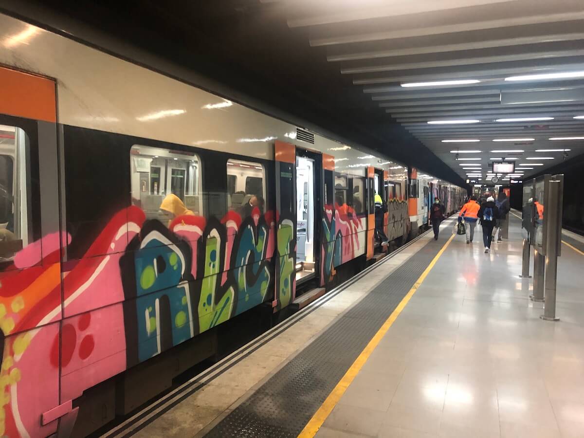 Tren de Rodalies con grafitis