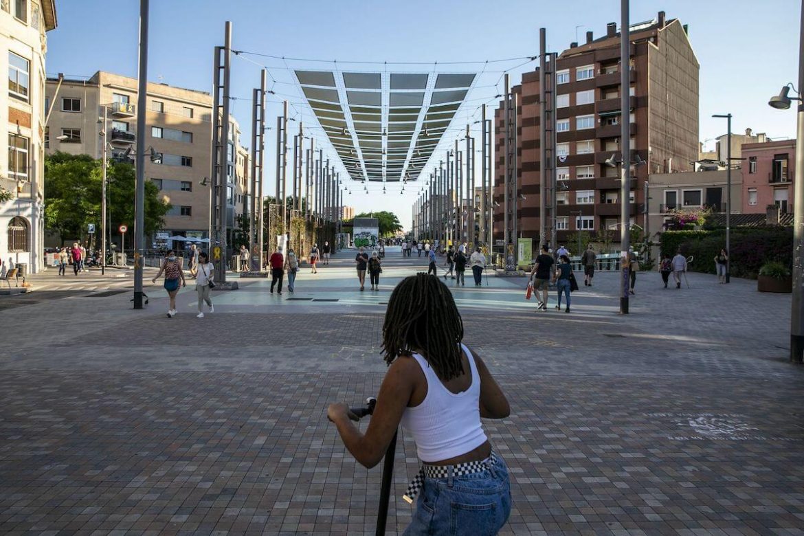 Joven con monopatín en la Plaza de Sants