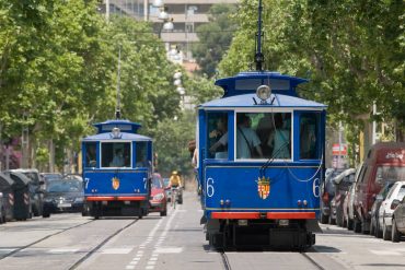 El tramvia blau circulant per avinguda Tibidabo