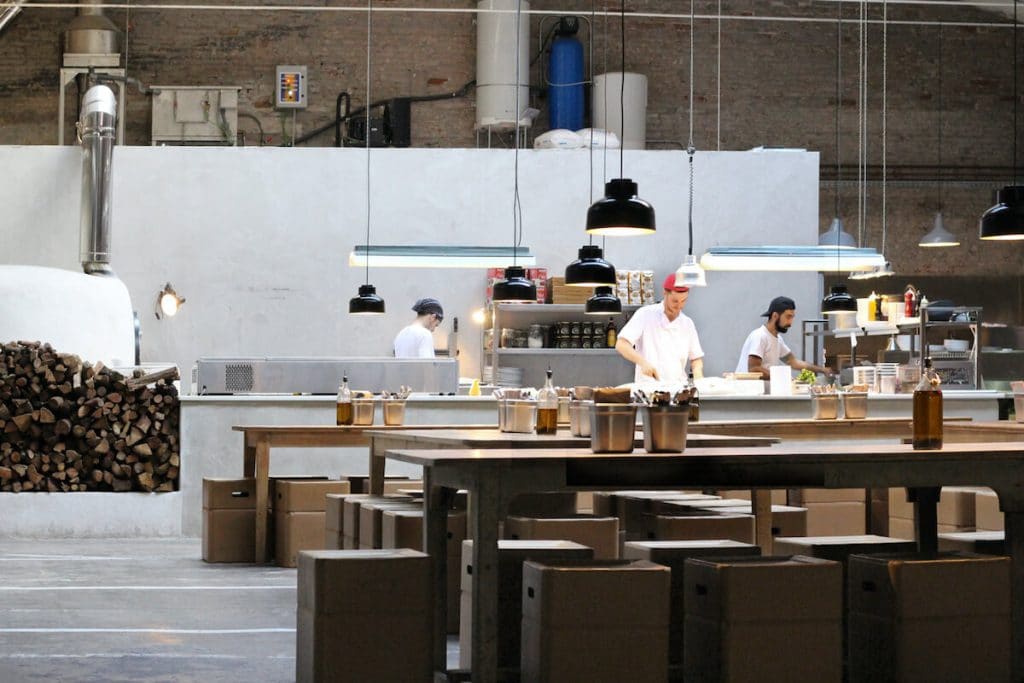 Cocineros en el interior del Parking Pizza