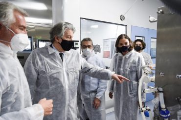 Ministra Reyes Maroto visita la planta de Reig Jofre en Sant Joan Despí.