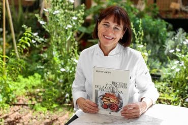 Teresa Carles con su libro_Recetas y principios de la cocina vegetaria
