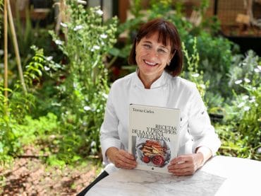 Teresa Carles con su libro_Recetas y principios de la cocina vegetaria