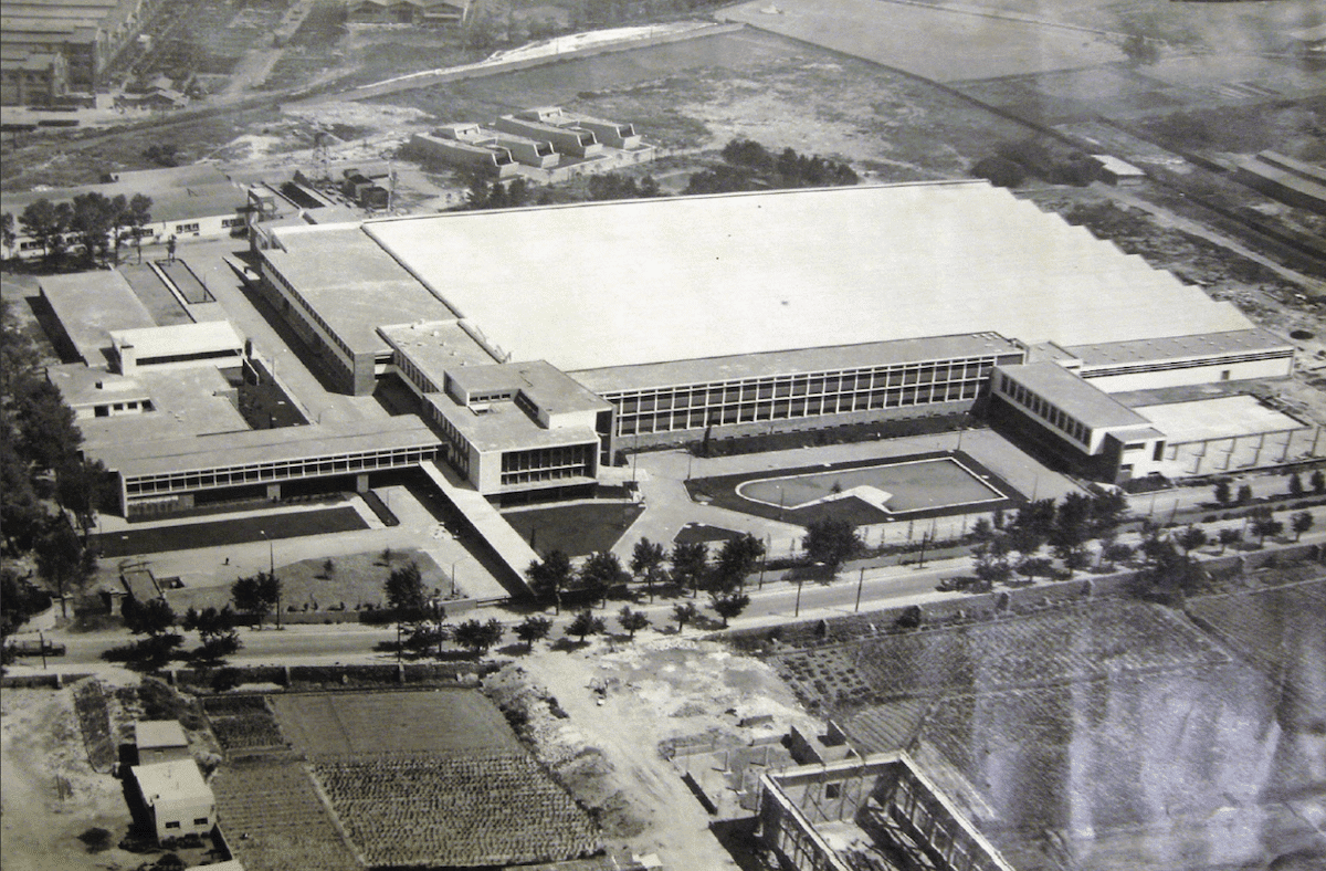 Imagen antigua fábrica Mercedes Benz en Barcelona