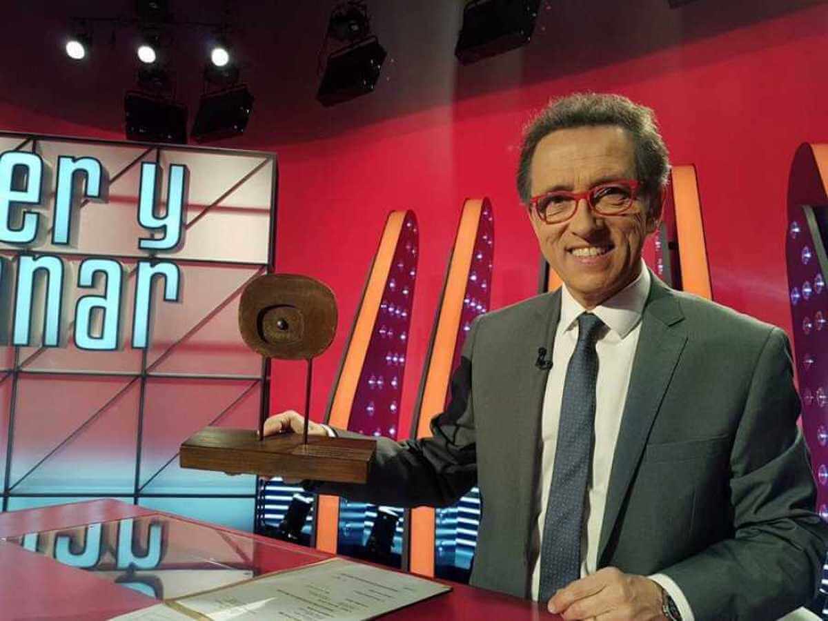 Jordi Hurtado, presentador de Saber y Ganar, con el Premio Zoom