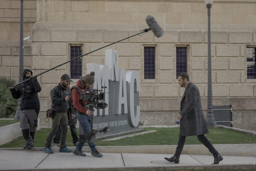 Mario Casas rodant a l'exterior del MNAC. © Quim Vives