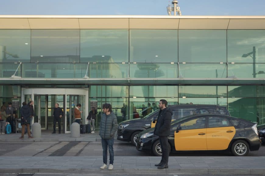 Oriol Paulo y Mario Casas grabando en el Aeropuerto de El Prat. © Quim Vives