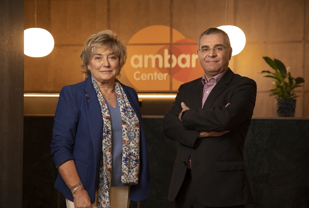 Doctora Mercè Boada, cofundadora de Ace, con Antonio Páez, director médico del programa Ambar de Grifols.