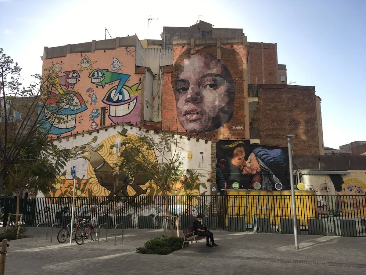 Fachadas cubiertas de arte callejero en Barcelona, en Creu Coberta.