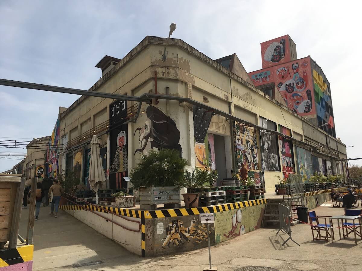 El espacio Nau Bostik, uno de los epicentros del mundo artístico joven, que alberga diferentes piezas de graffiti, ubicado en La Sagrera.