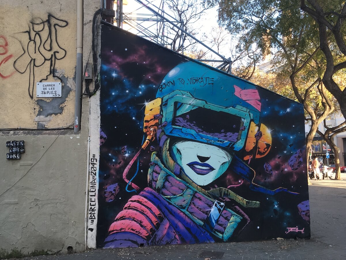 Mural de arte grafitero en Barcelona, en el Carrer de les Tàpies.