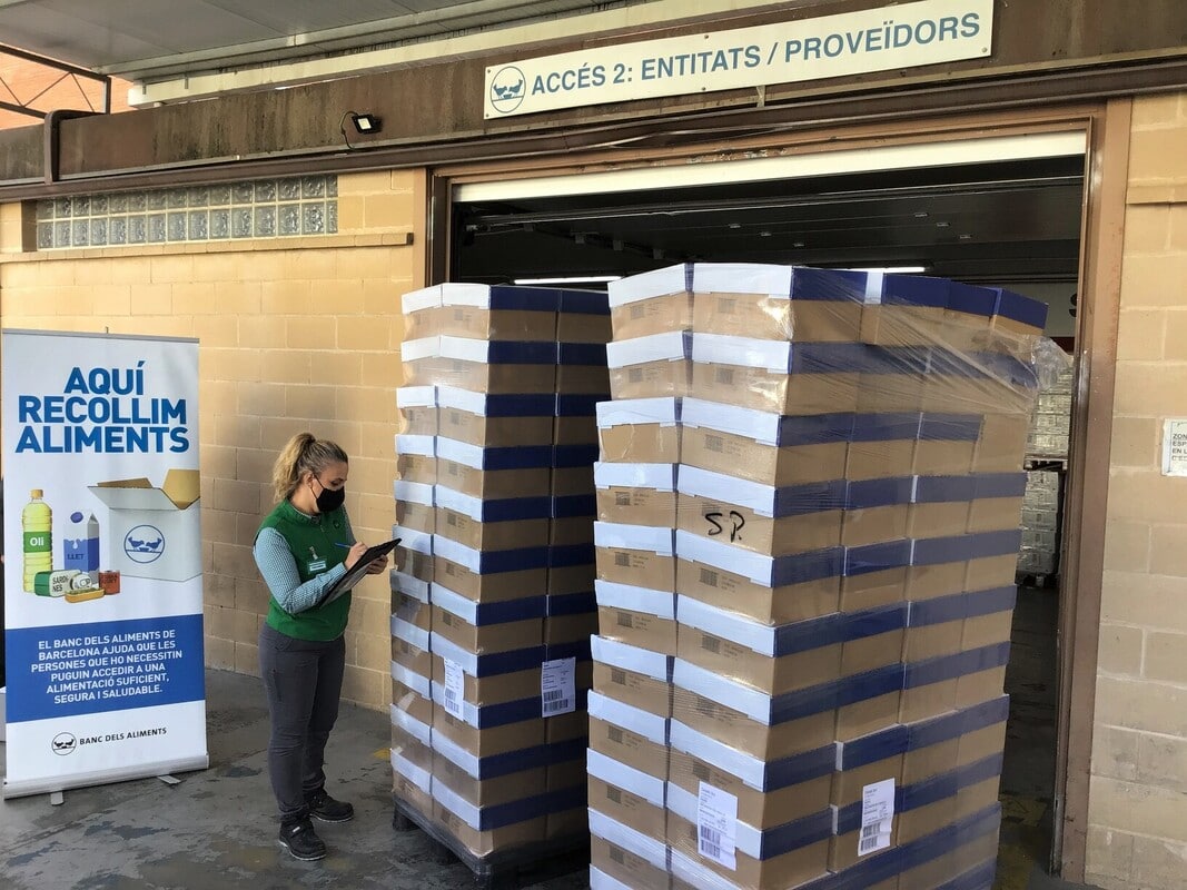 Una responsable de Mercadona en el Banc dels Aliments registrando la recepción de los palets con los paquetes de macarrones donados por la cadena de distribución.