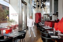 Romain Fornell en el interior de la brasserie, ubicada en la torre Antares.