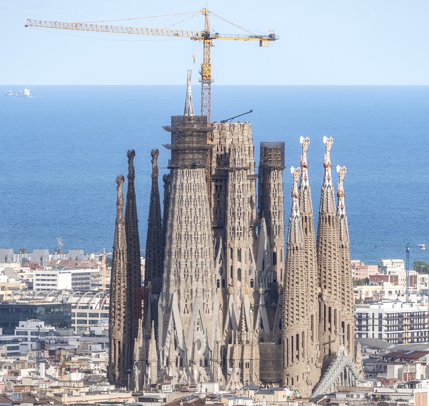 Vistes del temple amb de la Torre de la Verge Maria Sagrada Família