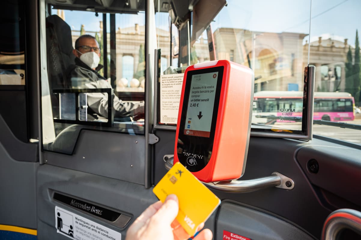 El sencillo de bus en Barcelona ya puede con el móvil o tarjeta