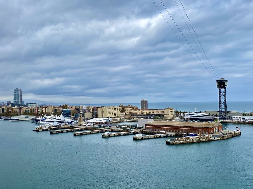 Muelle pescadores Puerto Barcelona teleférico