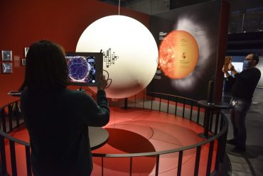 Visitantes instalación realidad aumentada exposición Sol CosmoCaixa