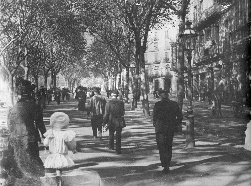 Passejants carros Passeig Gràcia