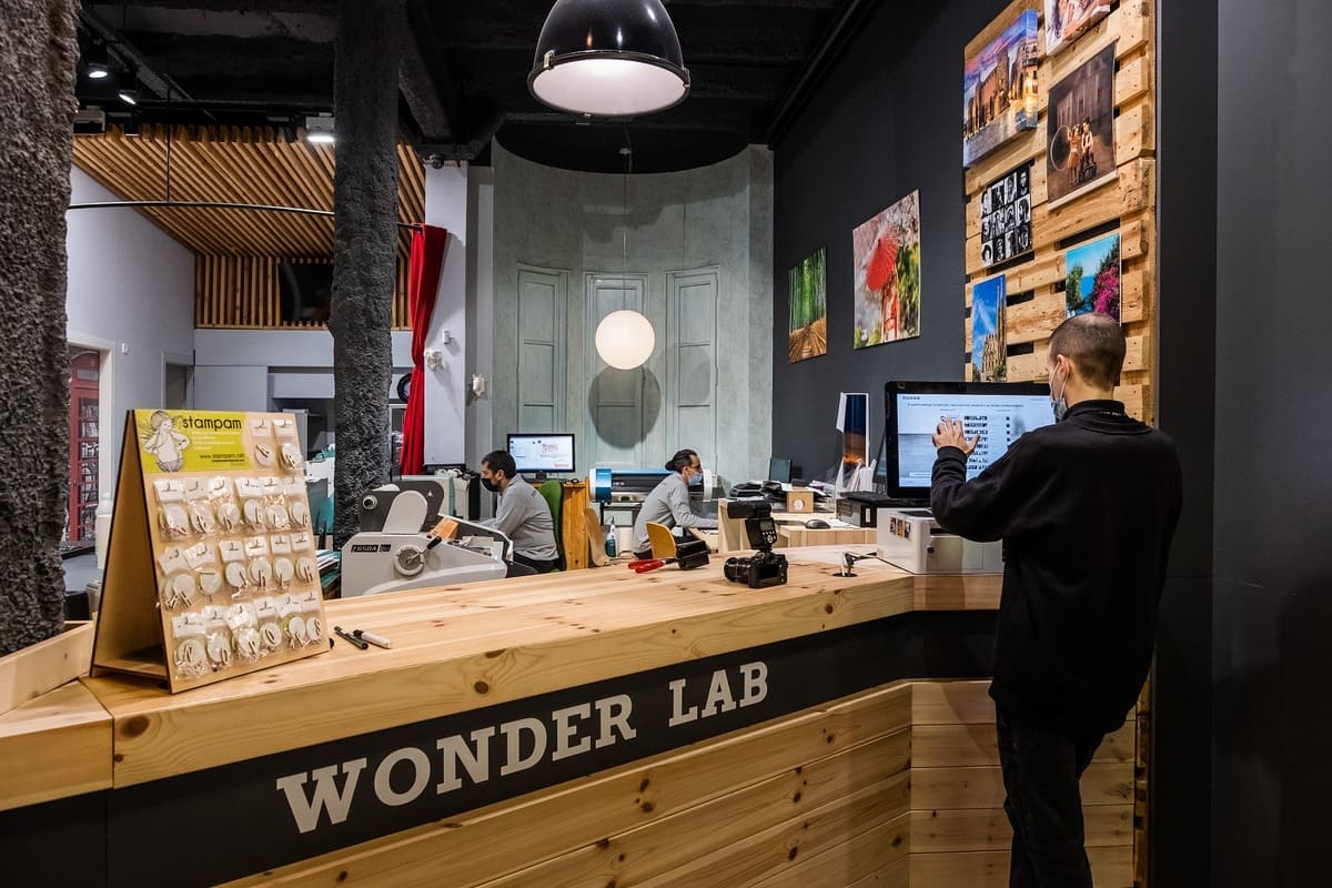 Fujifilm Wonder Photo Shop, al Carrer Gran de Gràcia