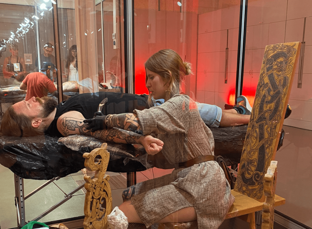 Paula Cruz tatuando en CaixaForum