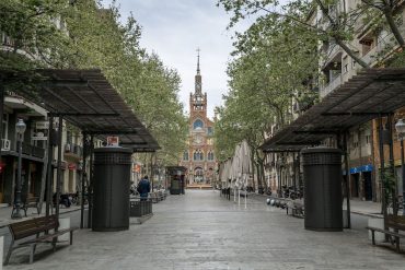 Avinguda de Gaudí amb l'Hospital de Sant Pau