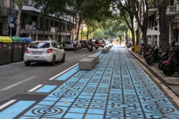 Calle Rocafort acera ampliada para peatones