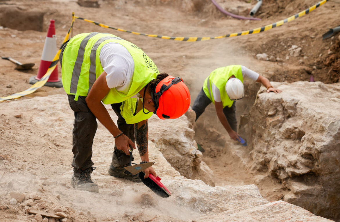 Arqueòlegs restes Rambla