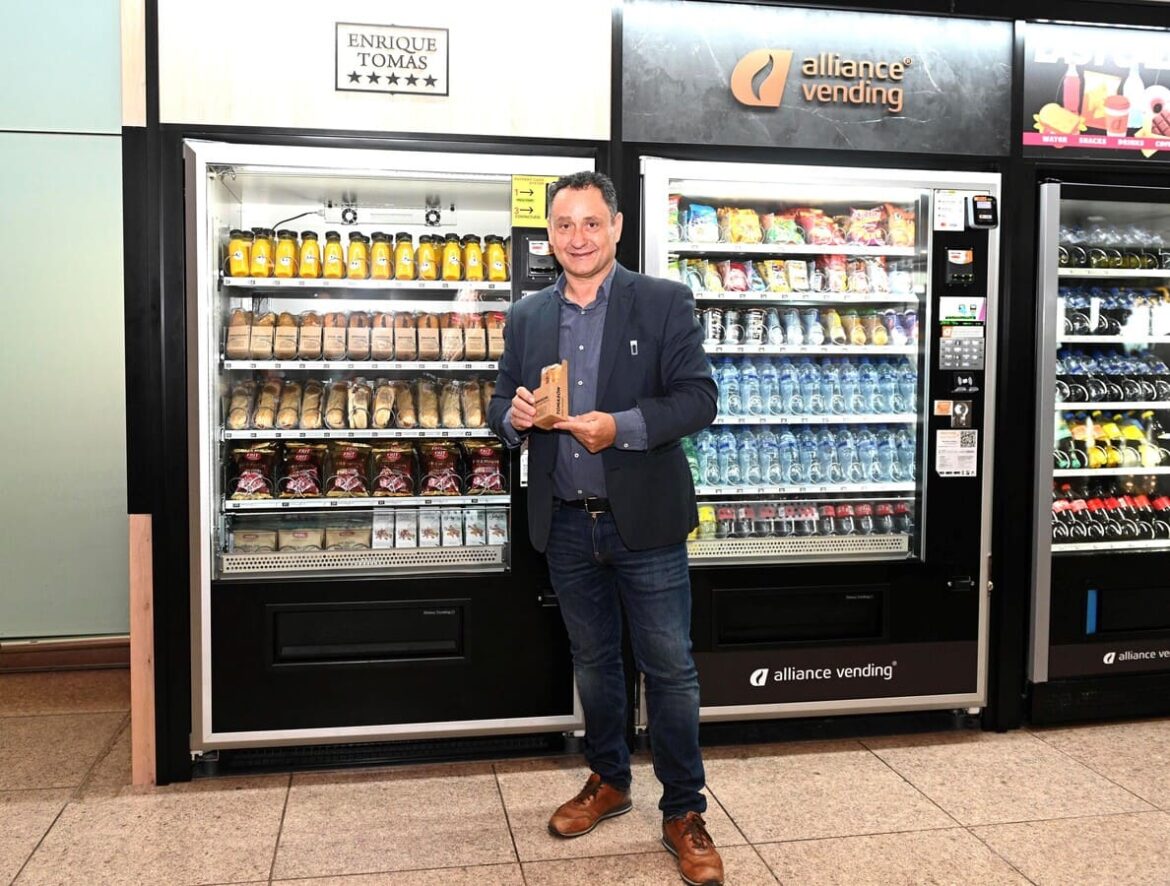 Enrique Tomás junto a una de las máquinas vending que explota en el Aeropuerto de Barcelona.