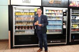 Enrique Tomás junto a una de las máquinas vending que explota en el Aeropuerto de Barcelona.