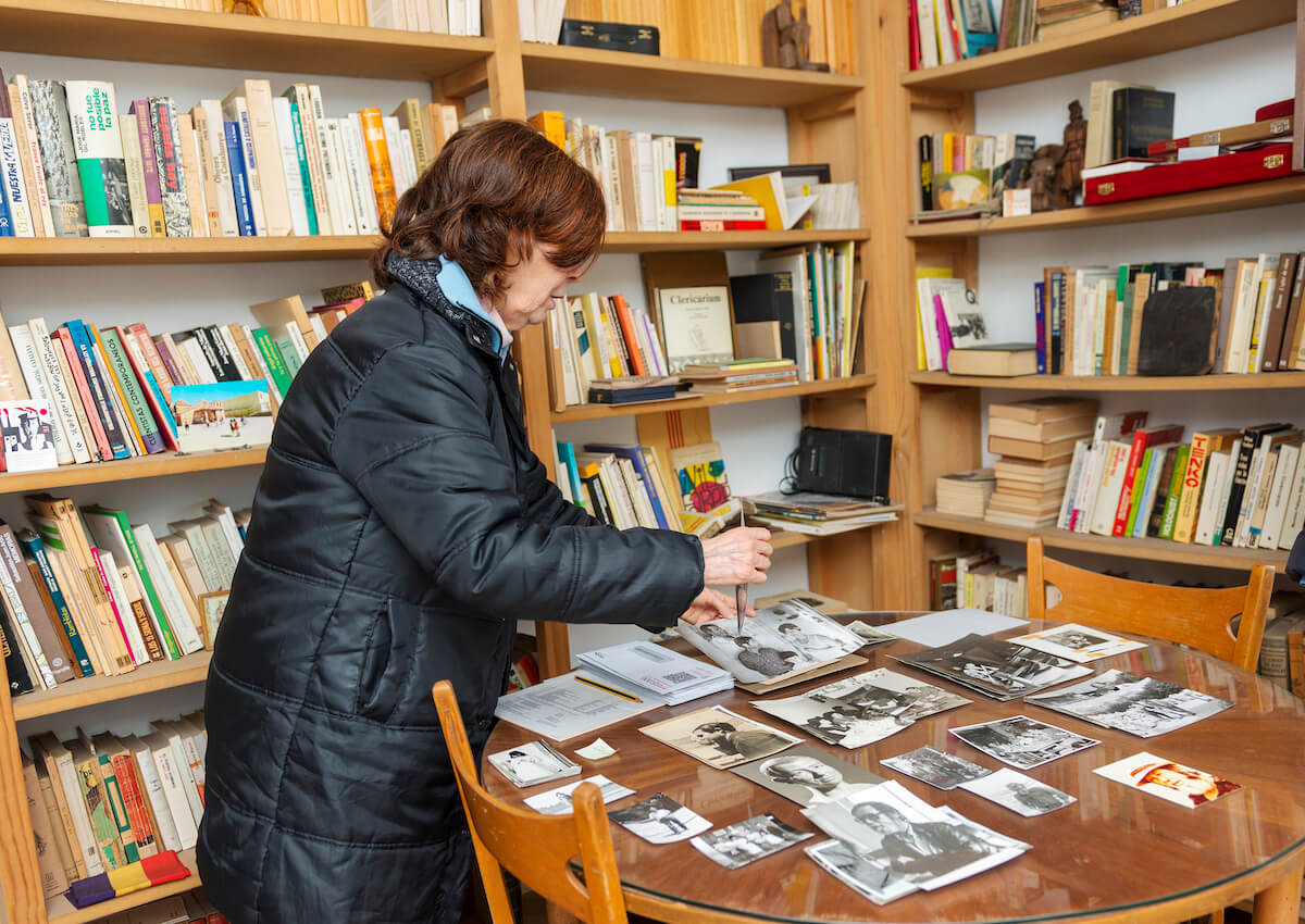 Maria Candel hija Paco Candel con sus documentos personales 