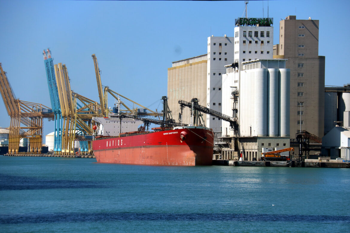 Un vaixell de càrrega atracat al Port de Barcelona