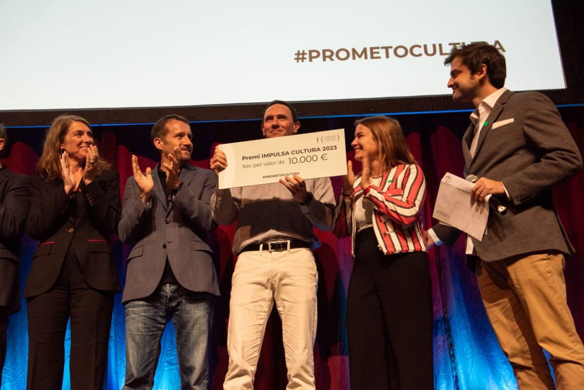 Jesús Hernán, de Legiland, recogiendo el Premio Impulsa Cultura