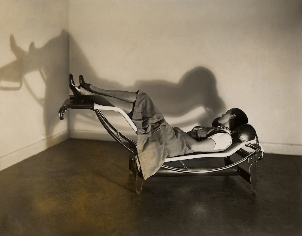 Charlotte Perriand on the Chaise longue basculante, 1929, Perriand and Jeanneret © VG Bild-Kunst. Bonn 2021, Le Corbusier : F.L.C./ VG Bild-Kunst, Bonn