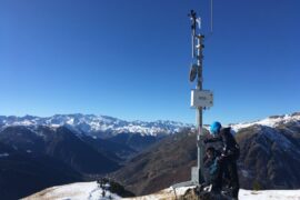 Equipo de Arantech instalando una estación meteorológica