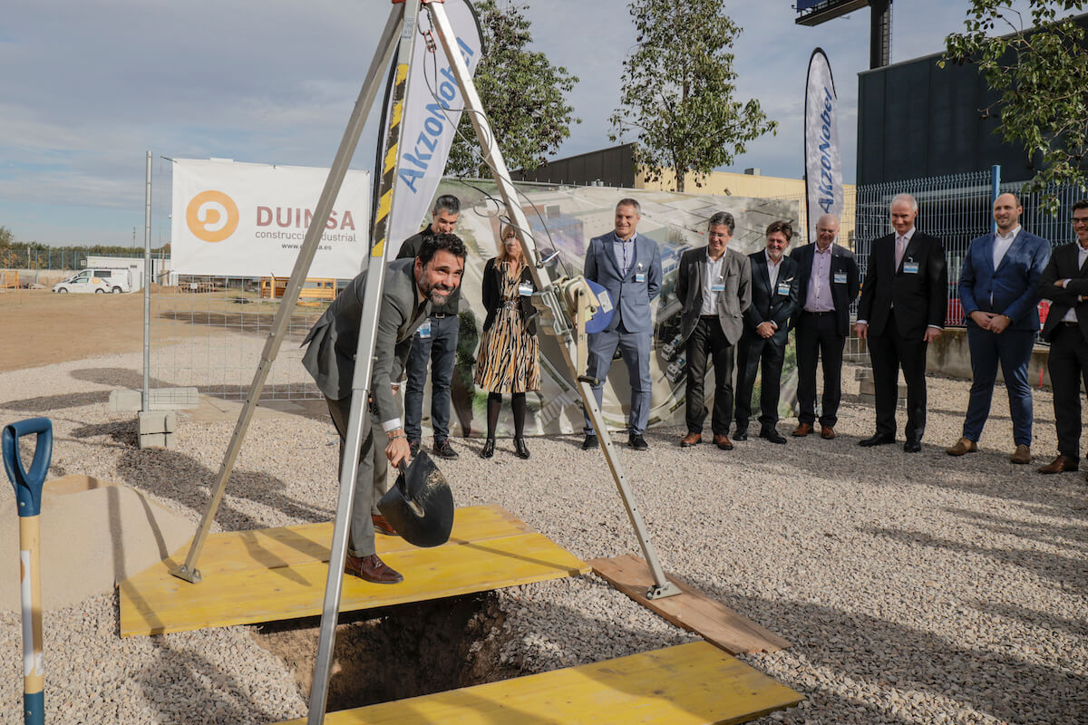 Colocación de la primera piedra de la nueva nave de AkzoNobel.