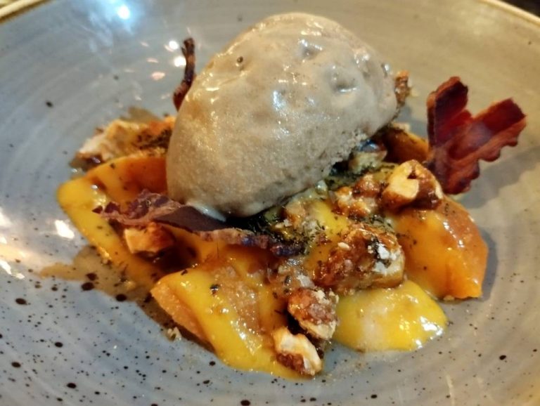 El postre más valiente de la casa: albaricoque con helado, nuez caramelizada, bacon…