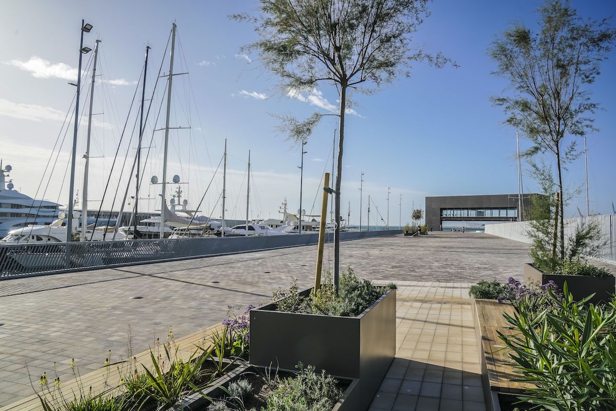 mirador nueva rambla La nueva Rambla del Rompeolas y su flamante Edificio Mirador culminan el desarrollo del área de la Nova Bocana del Port de Barcelona